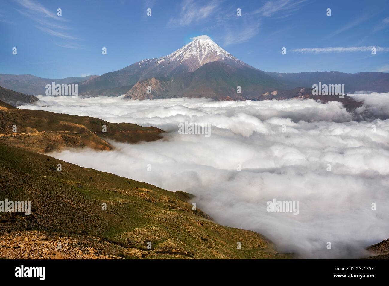 Il monte Damavand, potenzialmente un vulcano attivo è uno stratovulcano che è la vetta più alta in Iran e il vulcano più alto d'Asia. Foto Stock
