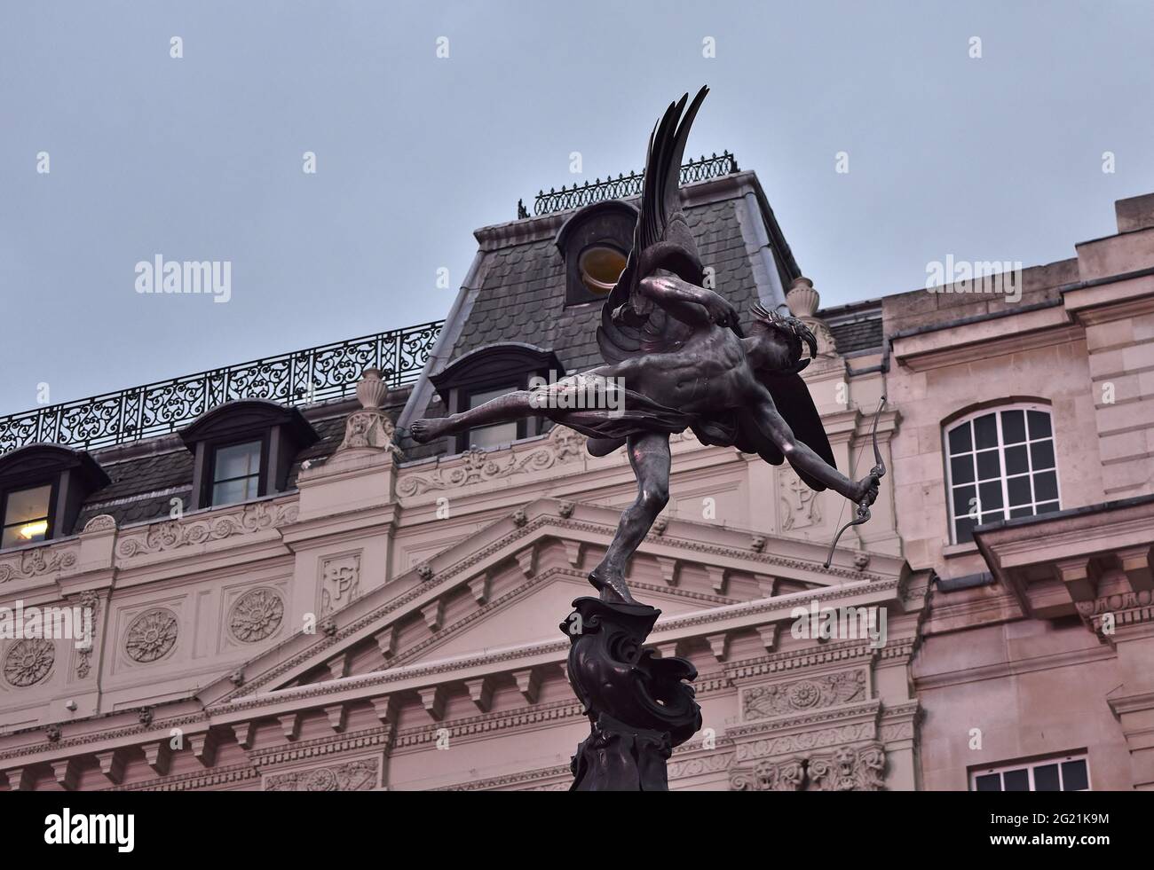 LONDO, REGNO UNITO - 20 agosto 2015: Statua dell'Angelo d'Anteros in cima alla Shaftesbury Memorial Fountain, a Piccadilly Circus, Londra, United Foto Stock