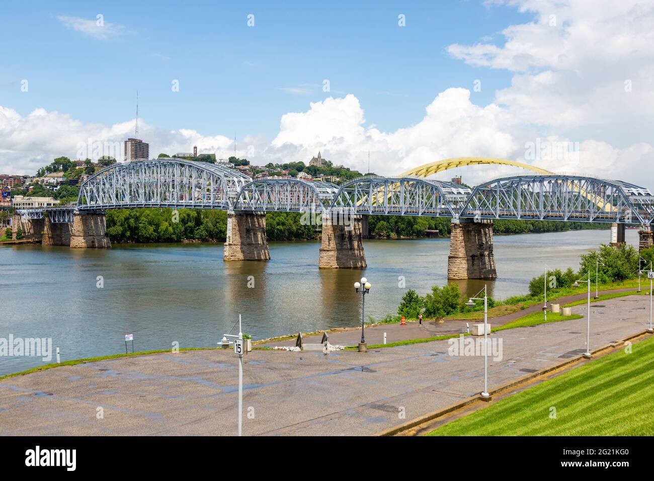 Il Purple People Bridge e il Daniel carter Beard Bridge attraversano il fiume Ohio da Newport, Kentucky, a Cincinnati, Ohio, USA. Foto Stock