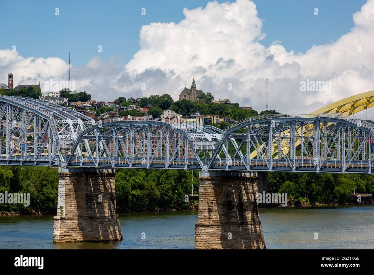 La chiesa di Santa Croce Immaculata può essere vista sopra il ponte della barba Daniel carter e il ponte del popolo viola a Cincinnati, Ohio, USA. Foto Stock