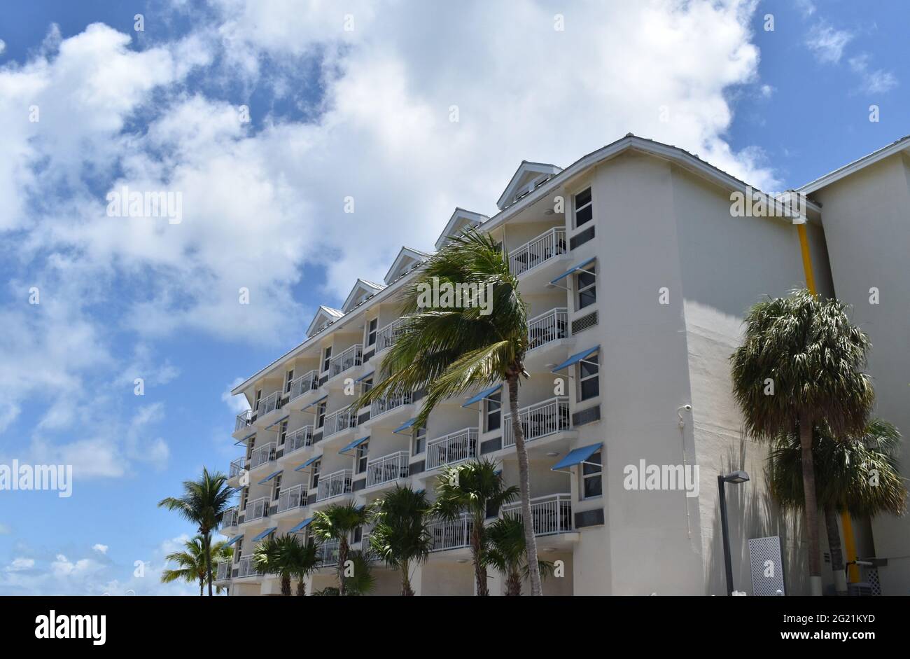 Edificio del complesso condominio in una posizione tropicale Foto Stock