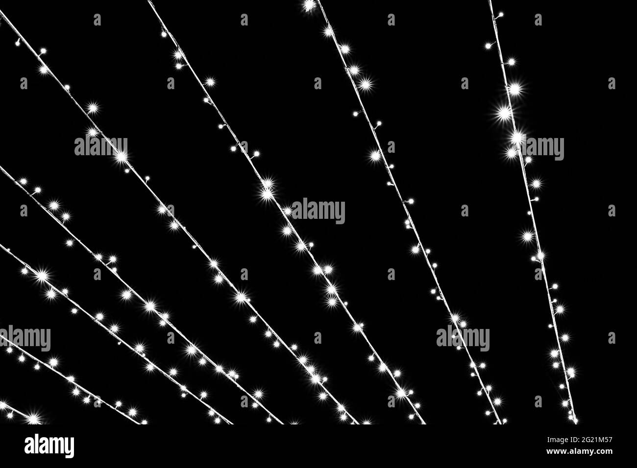 Linee festive luminose di luci sfarfallanti su sfondo nero Foto Stock