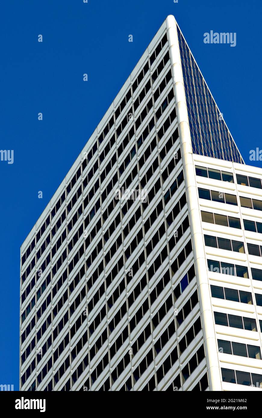 Un grattacielo nel centro di Chicago, Illinois, Stati Uniti, è bagnato dalla luce del sole contro un cielo blu chiaro in una fredda giornata invernale. Foto Stock