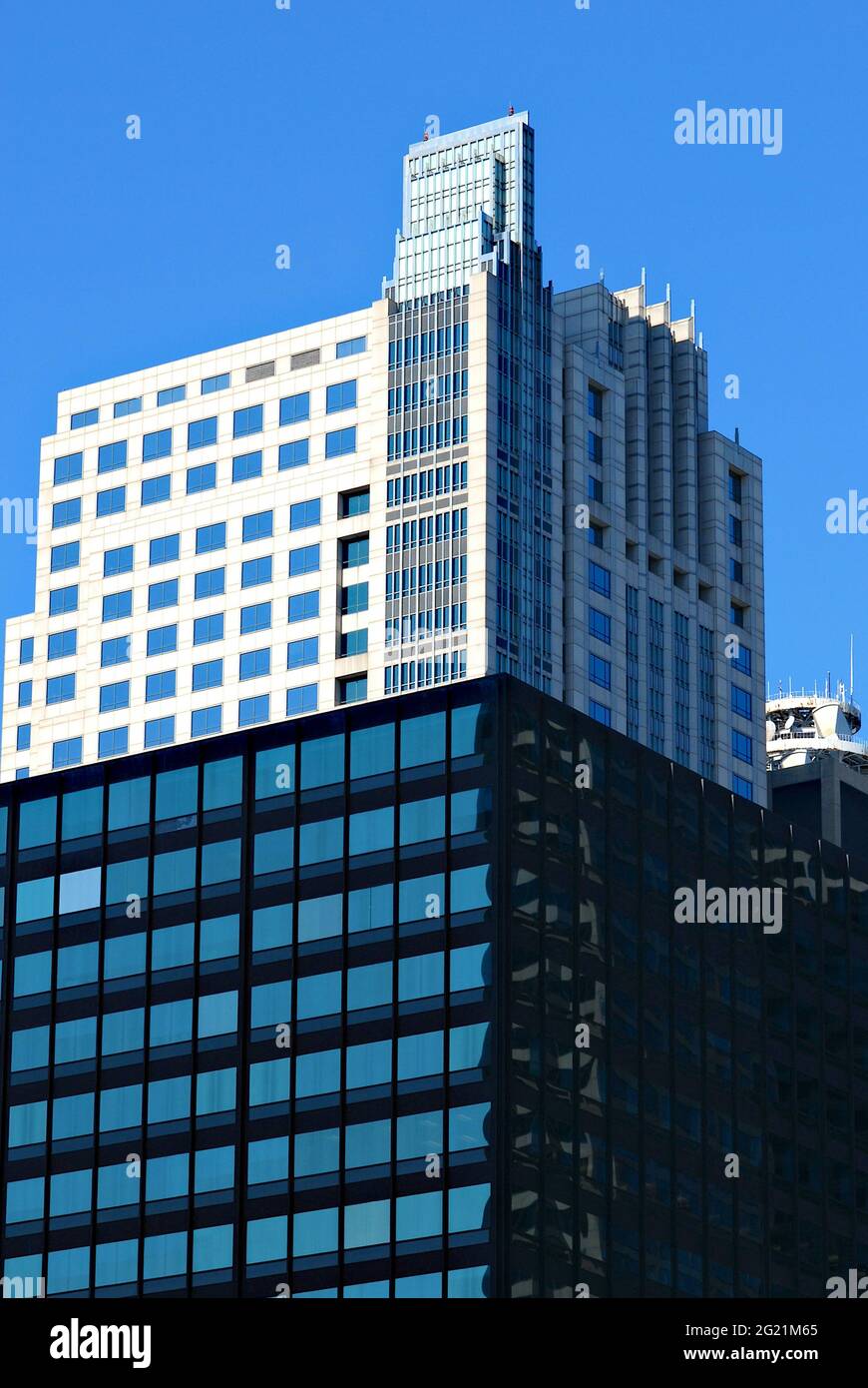 Un grattacielo nel centro di Chicago, Illinois, Stati Uniti, è bagnato dalla luce del sole contro un cielo blu chiaro in una fredda giornata invernale. Foto Stock