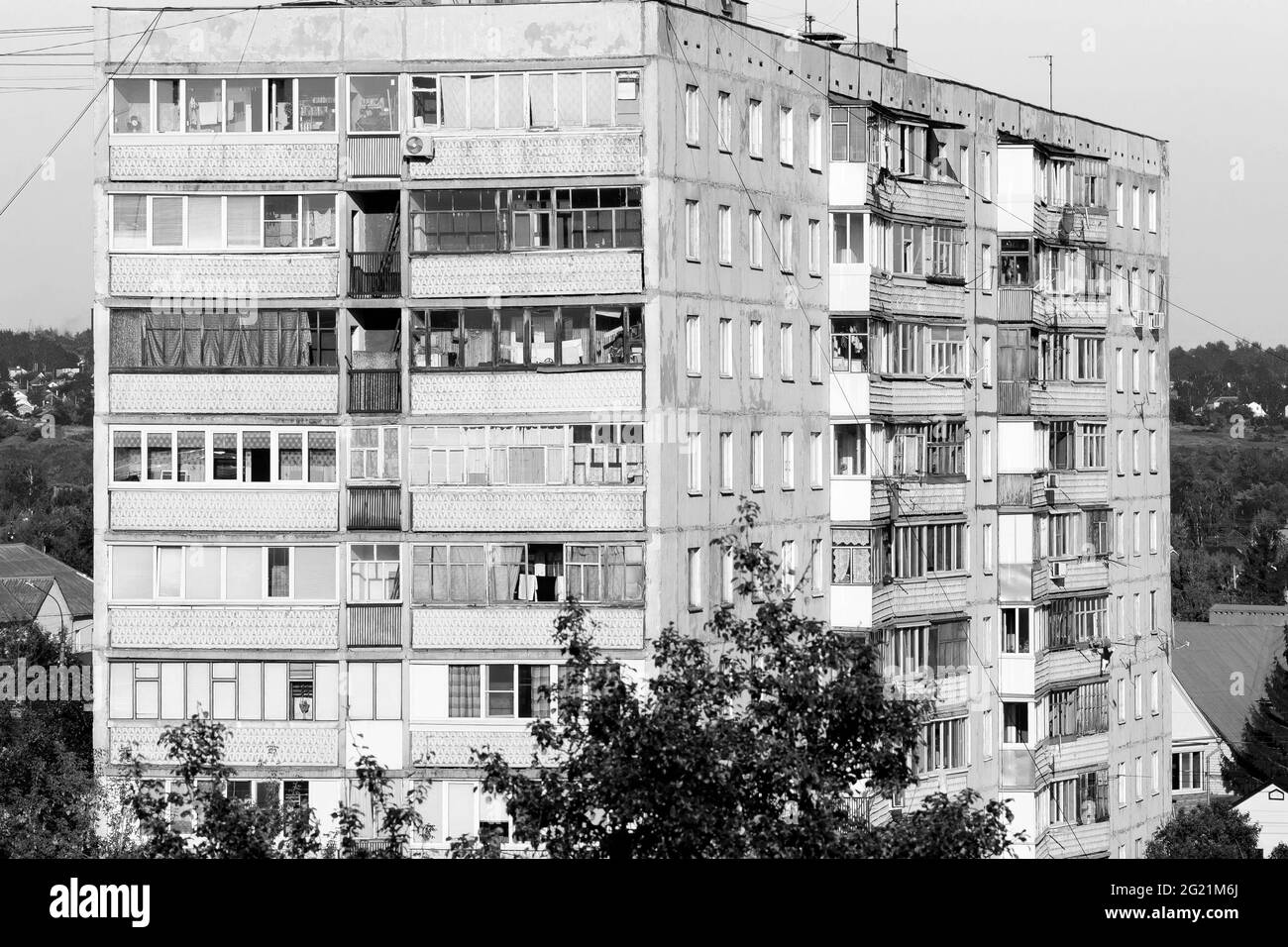 Vista dell'edificio russo a più piani. Foto in bianco e nero. Foto Stock