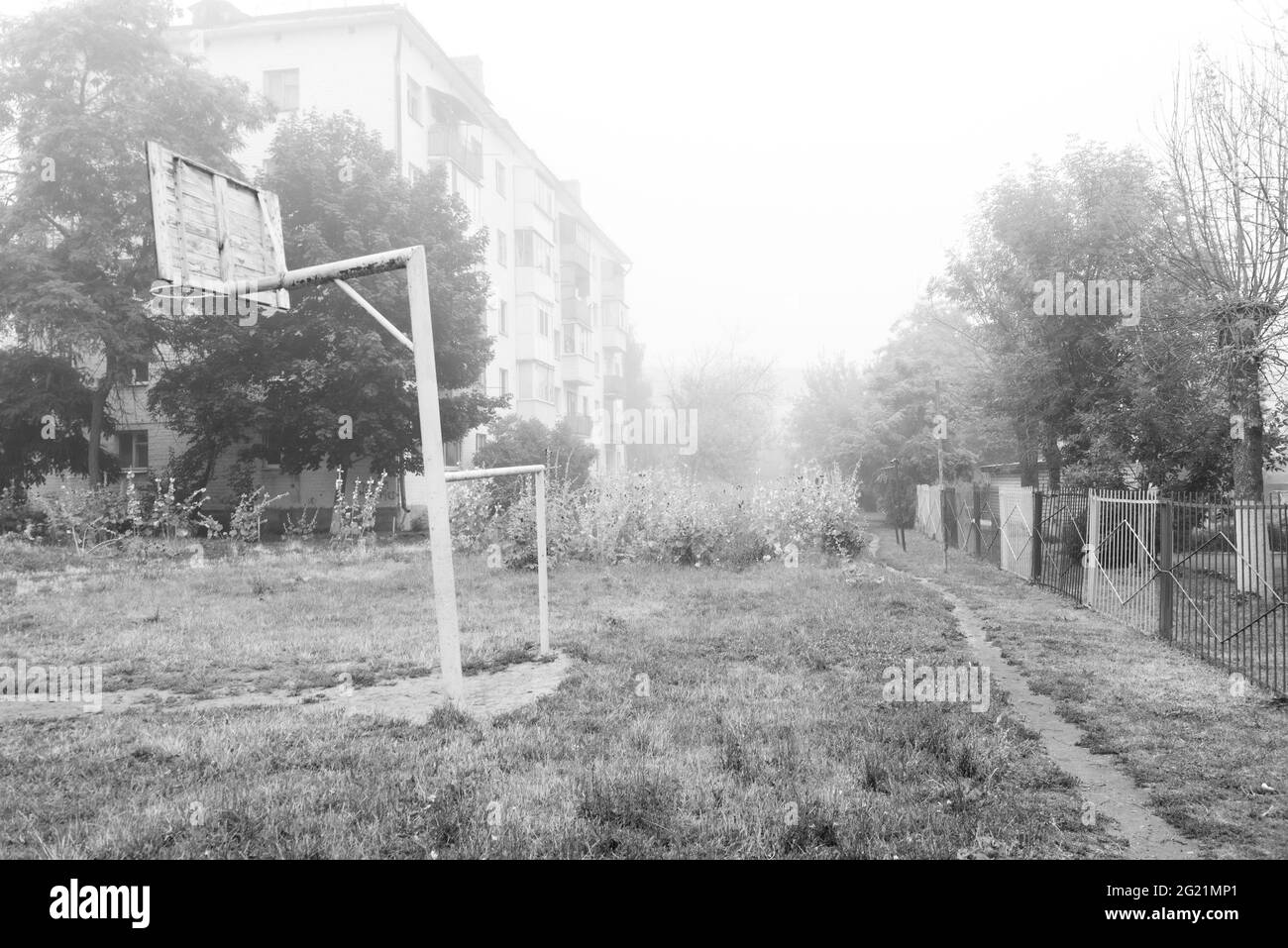 Cortile russo in una mattinata foggosa, foto in bianco e nero Foto Stock