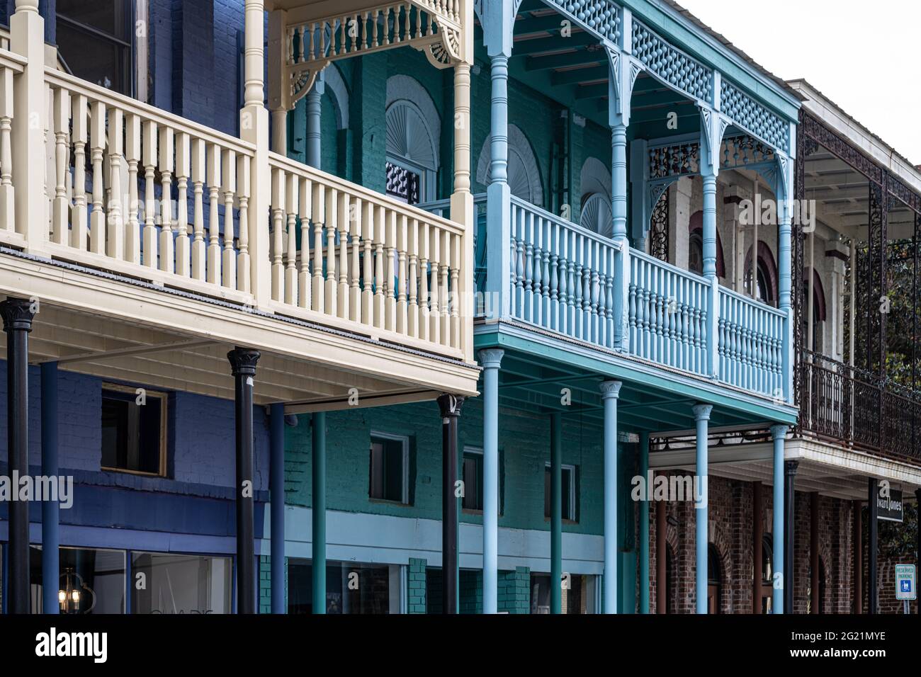 Edifici colorati e balconi nel centro storico di Conyers, Georgia. (STATI UNITI) Foto Stock