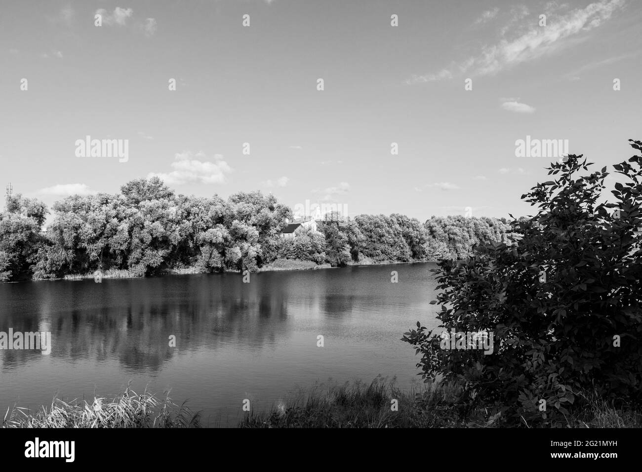 Banca del fiume Oka, spazi e la chiesa sullo sfondo Foto Stock