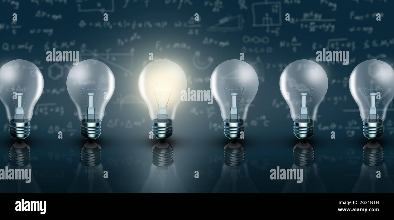 Lampadina della luce illuminata di fila. Una diversa illuminazione su formule e sfondo blu. Business Bright idea, Grande idea, innovazione, creatività. Foto Stock