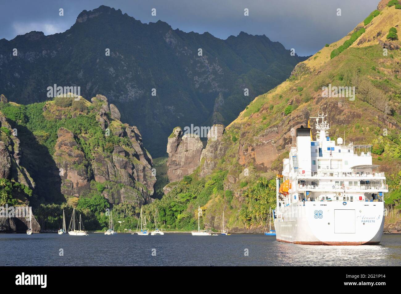 POLINESIA FRANCESE. ISOLE MARQUESAS. IL CARICO ARANUI È IL LEGAME ECONOMICO TRA LE ISOLE E IL MONDO. E 'PORTARE CIBO E MOBILI, RIPRENDERE Foto Stock