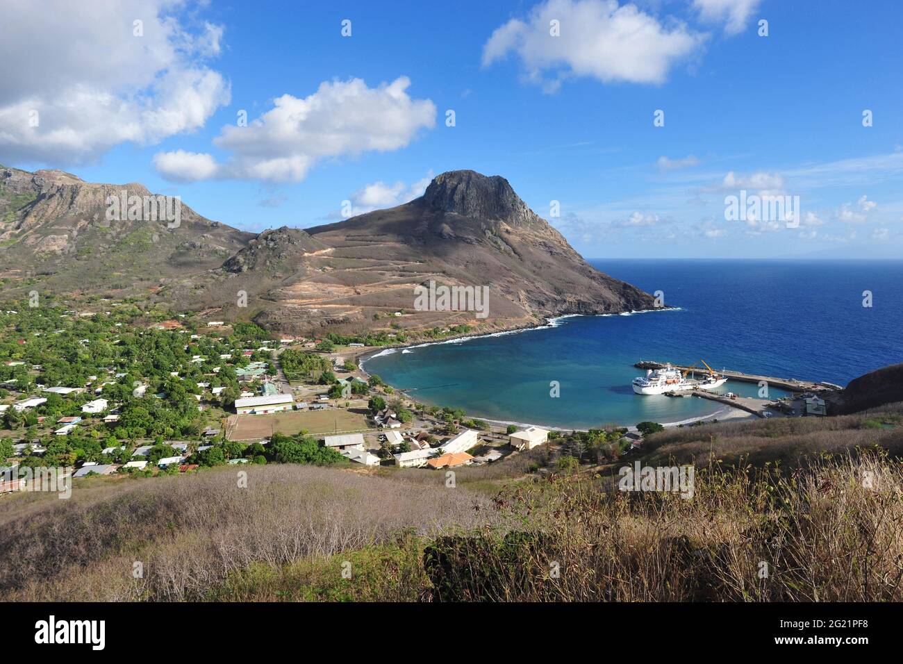 POLINESIA FRANCESE, ISOLE MARQUESAS. L'ISOLA DI UA POU È CHIAMATA L'ISOLA DELLA CATTEDALE DOPO LE SUE 12 CIME DI BASALTO. IL PRINCIPALE È IL PICCO OAVE, Foto Stock