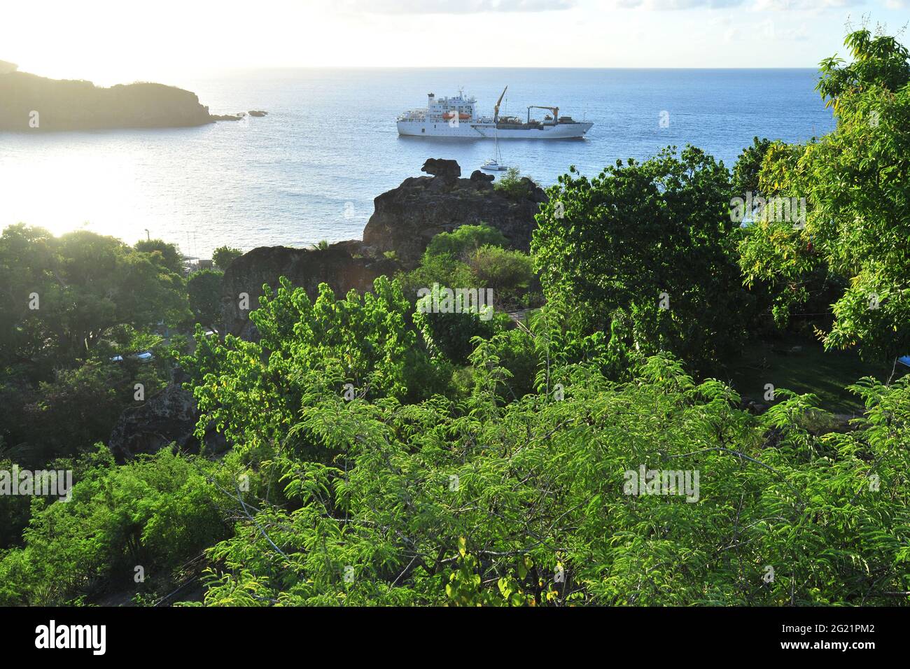 POLINESIA FRANCESE, ISOLE MARQUESAS. L'ISOLA DI UA POU È CHIAMATA L'ISOLA DELLA CATTEDALE DOPO LE SUE 12 CIME DI BASALTO. IL PRINCIPALE È IL PICCO OAVE, Foto Stock