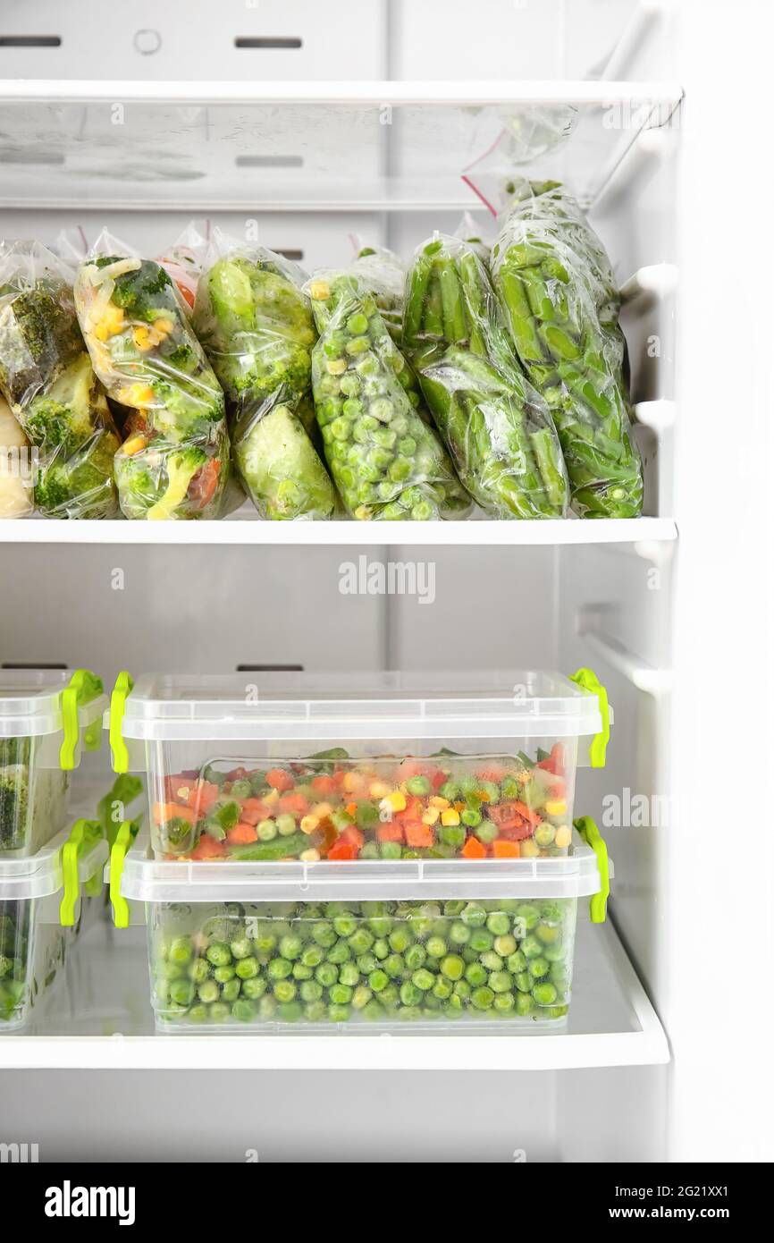 Contenitori e sacchetti di plastica con verdure in frigorifero Foto stock -  Alamy