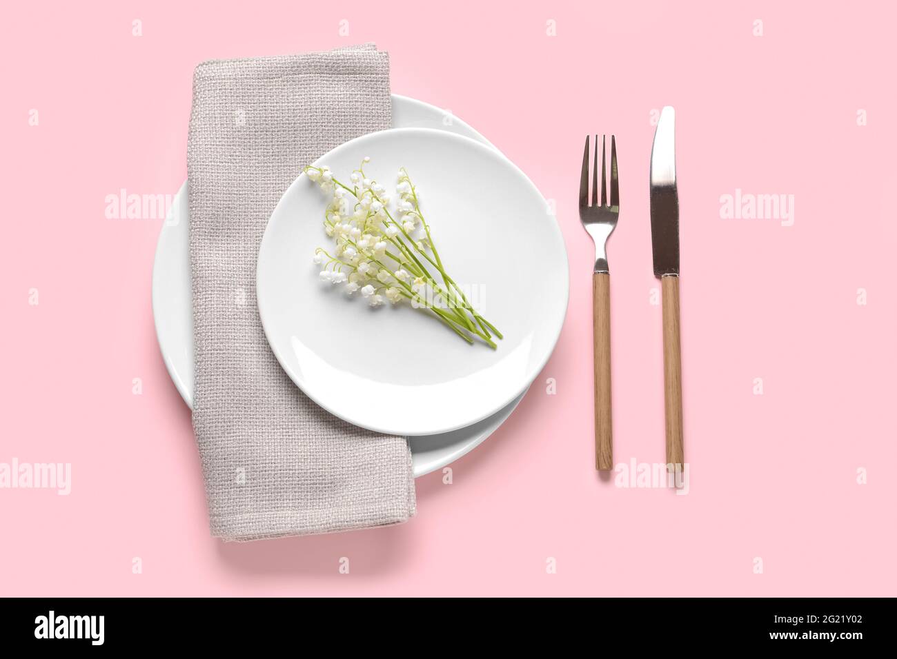 Bella tavola con fiori giglio-della-valle su sfondo a colori Foto Stock