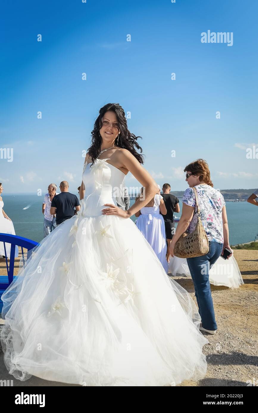 Kerch Russia - 9 settembre 2019 - festa delle spose, una vacanza di tutte le spose e abiti da sposa. Tutte le spose della regione sono andate a ballare e. Foto Stock