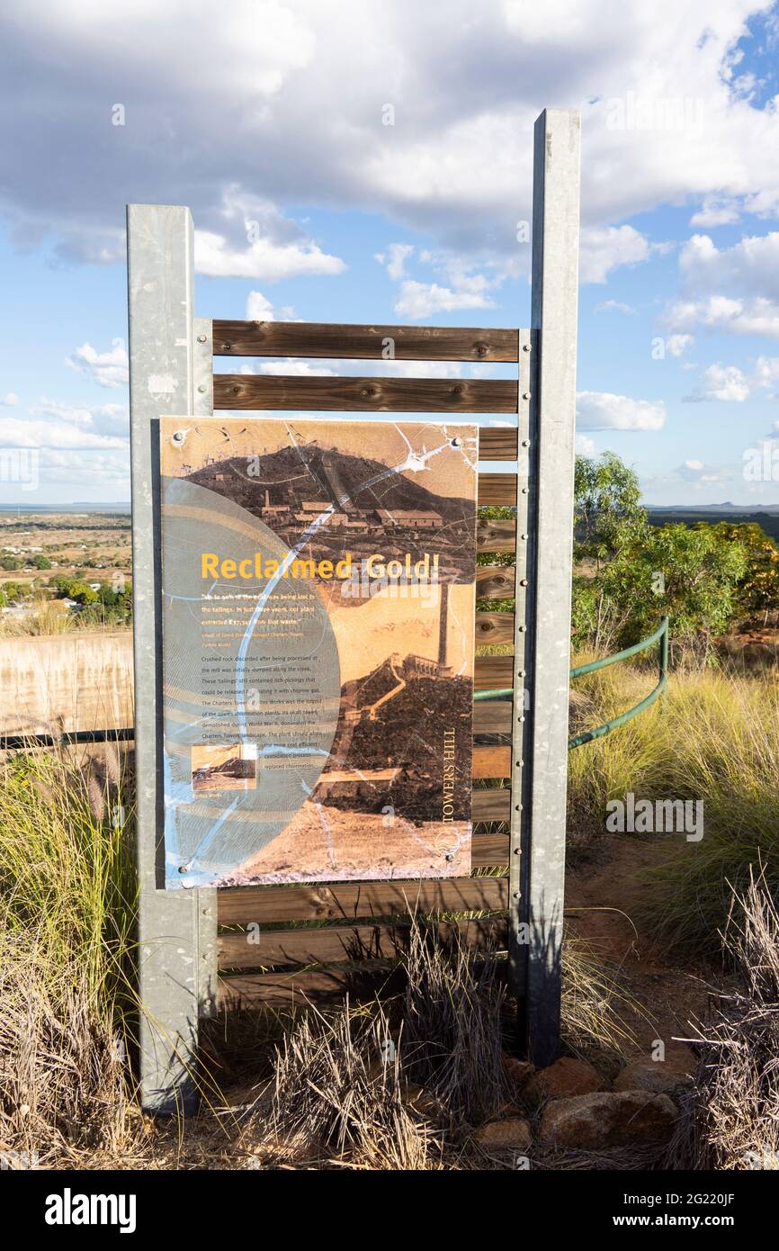 Un cartello o un cartello che spiega la storia delle miniere d'oro delle rovine delle antiche piritie opere su Tower Hill a Charters Towers, Queensland, Australia. Foto Stock