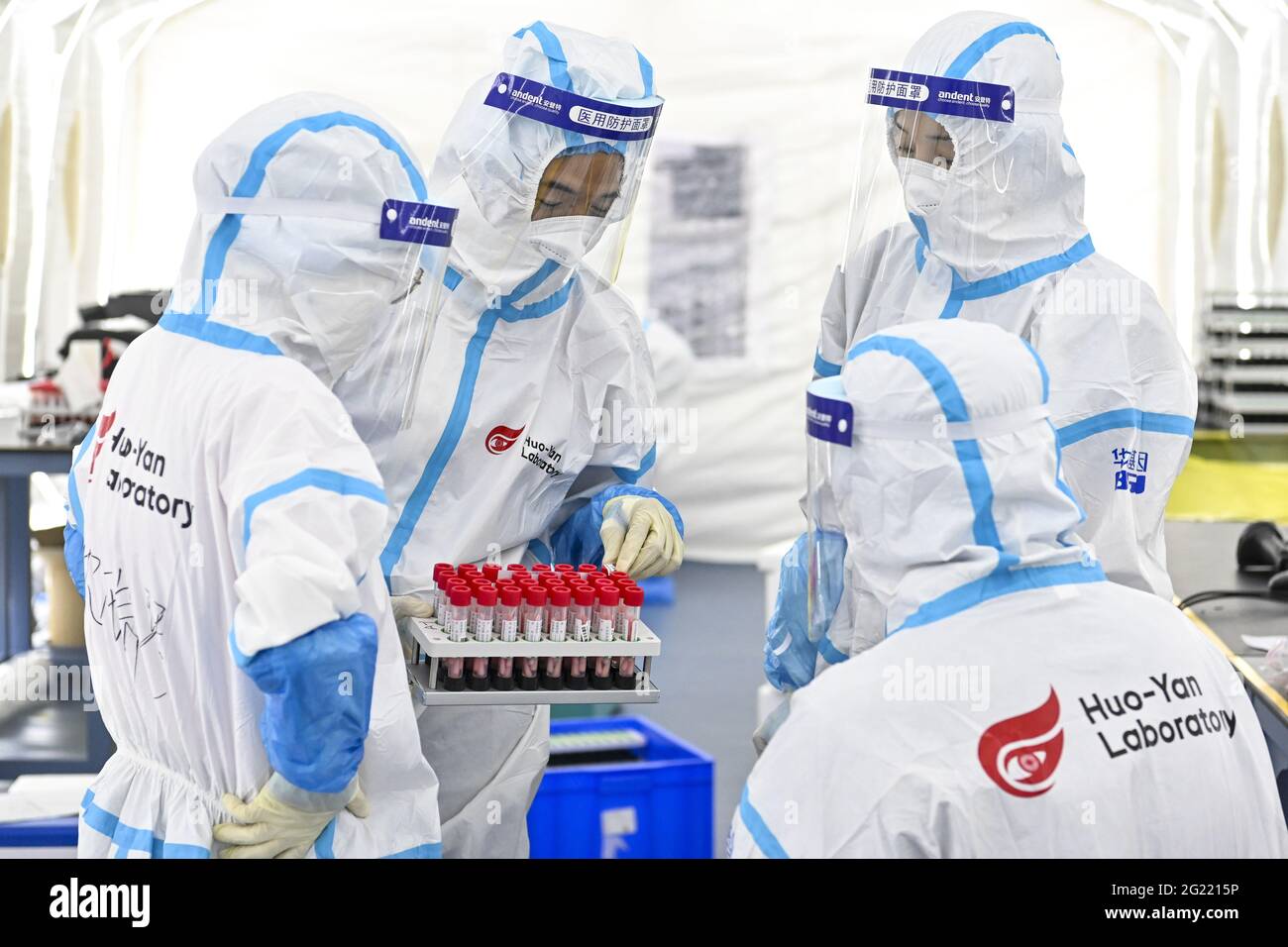 Guangzhou, Cina. 07 giugno 2021. Il laboratorio di Huoyan ha testato 1.5 milioni di campioni di acido nucleico COVID-19 al giorno a Guangzhou, Guangdong, Cina, il 07 giugno 2021.(Photo by TPG/cnsphotos) Credit: TopPhoto/Alamy Live News Foto Stock
