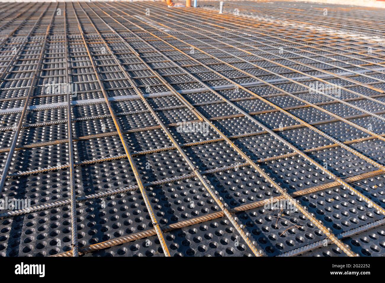 Vista ravvicinata del rinforzo del calcestruzzo. Allineamento geometrico delle barre di sicurezza sul cantiere. Rinforzi in blocco barre in acciaio. Foto Stock