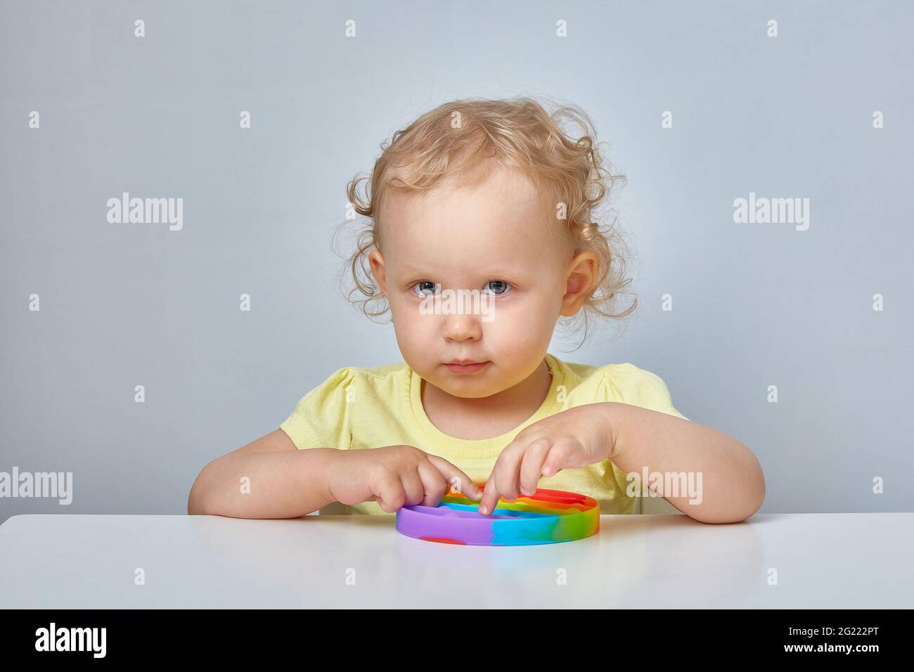 Popolare giocattolo anti stress Pop it. Bambino che gioca con il giocattolo Pop IT Fidget. Felice infanzia, giochi educativi popolari Foto Stock