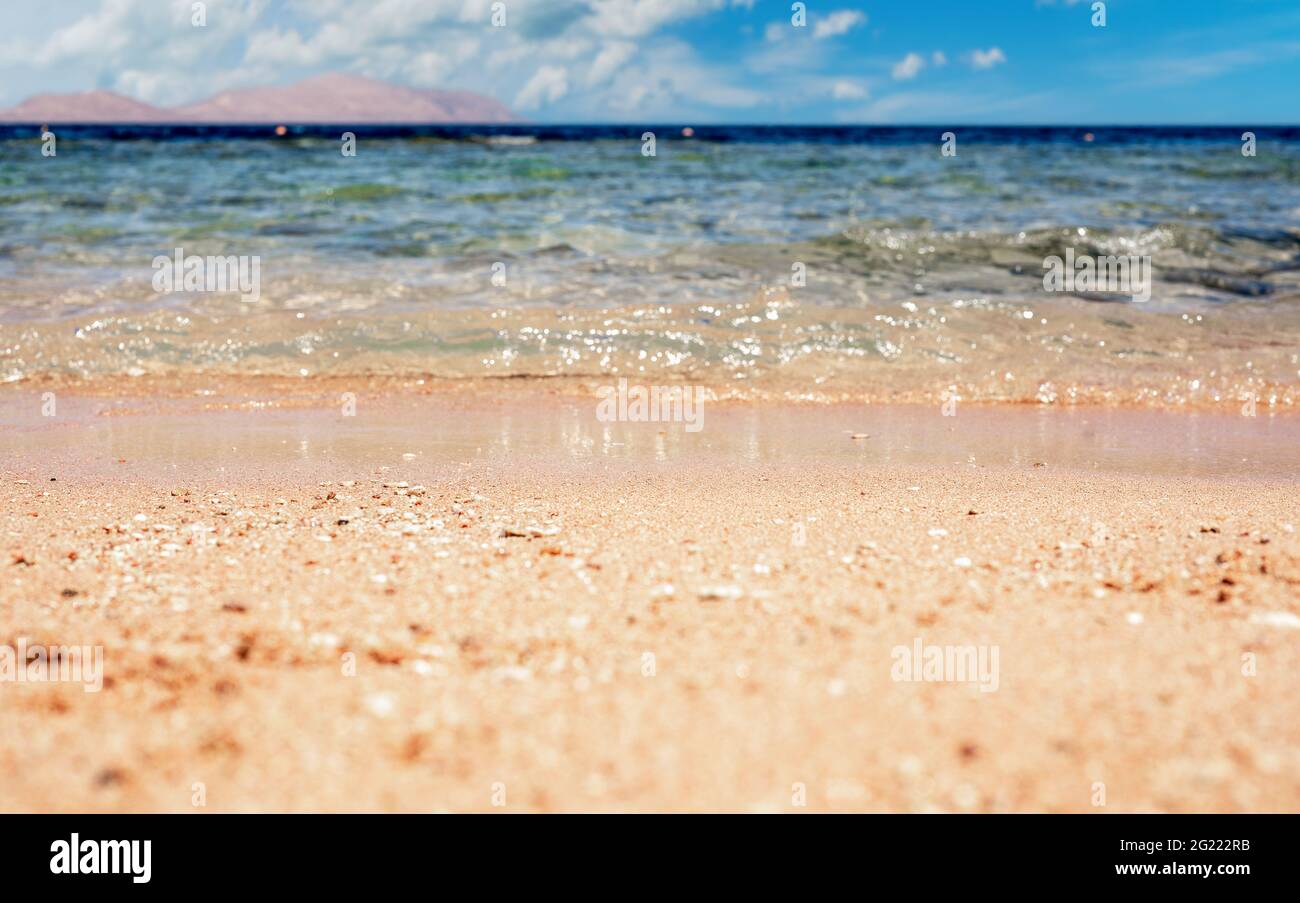 Spiaggia tropicale con White Coral Sand. Mare turchese e spiaggia di corallo. Pink Beach e Splash Wave. Acque cristalline dell'oceano a Turquoise Bay. Vacanza v Foto Stock
