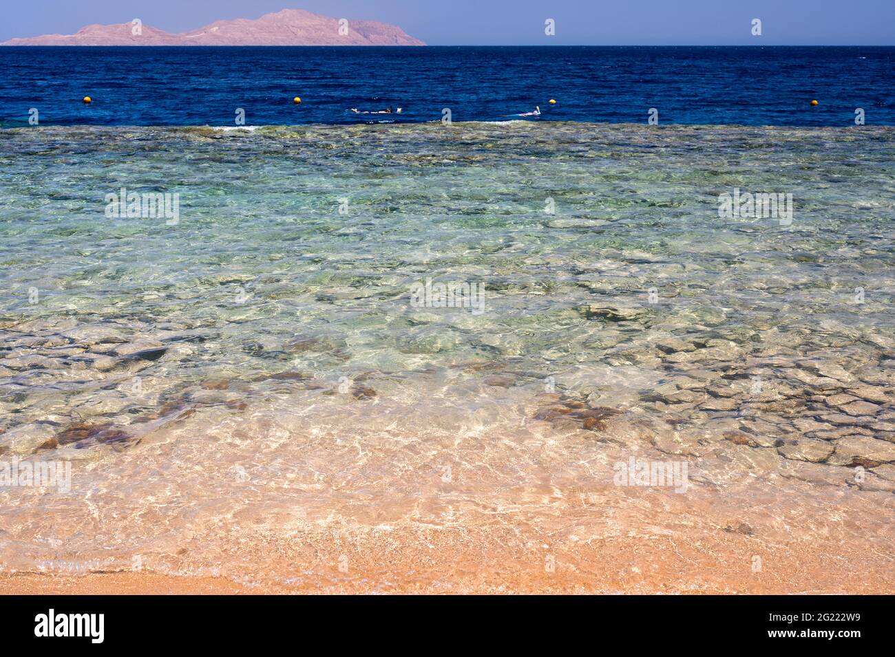 Bellissima onda blu con schiuma di mare sulla spiaggia di sabbia. Bella Beach Ocean Scene con Blue Wave su Seashore con riflessione dei raggi del sole sull'acqua. Tra Foto Stock