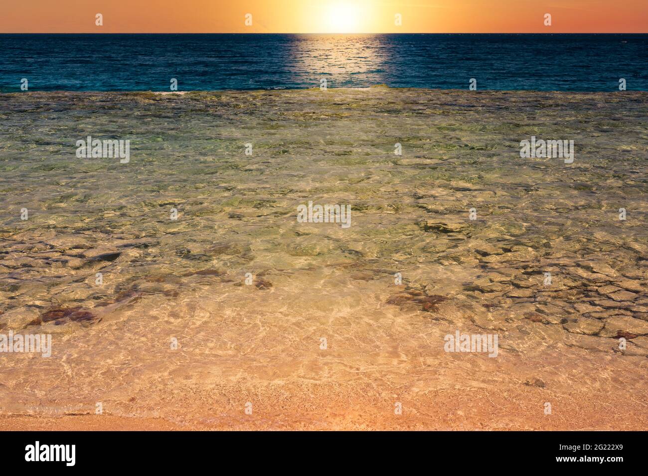 Bella Sunrise sulla spiaggia Ocean Scene con Blue Wave sul mare con riflessione di raggi del sole sull'acqua. Tranquillo, rilassante vacanza immagine di viaggio Foto Stock