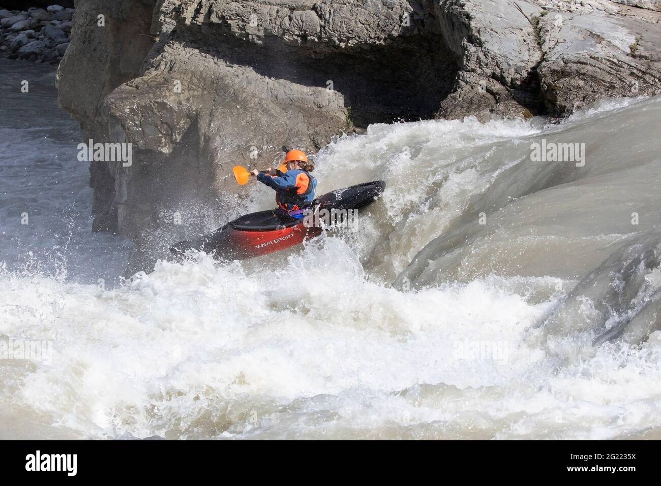 Kayak a cavallo tra le cascate di Elbow sul fiume Elbow nella contea di Kananaskis, Alberta, Canada Foto Stock