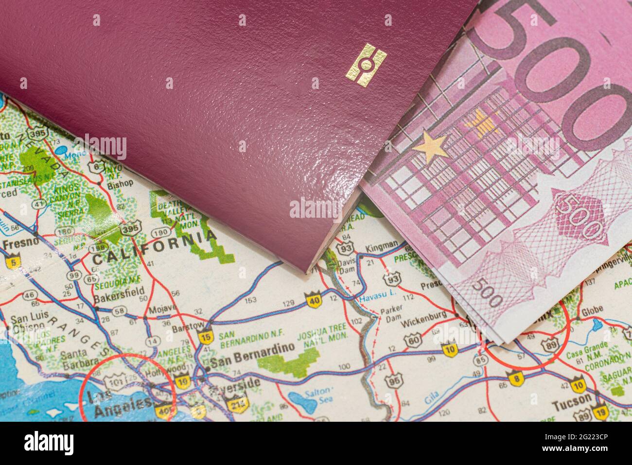 passaporto 500 euro bollette sulla mappa. Focus sul continente nordamericano della California. Emigrazione, viaggio, concetto di destinazione.Vista dall'alto. Foto Stock