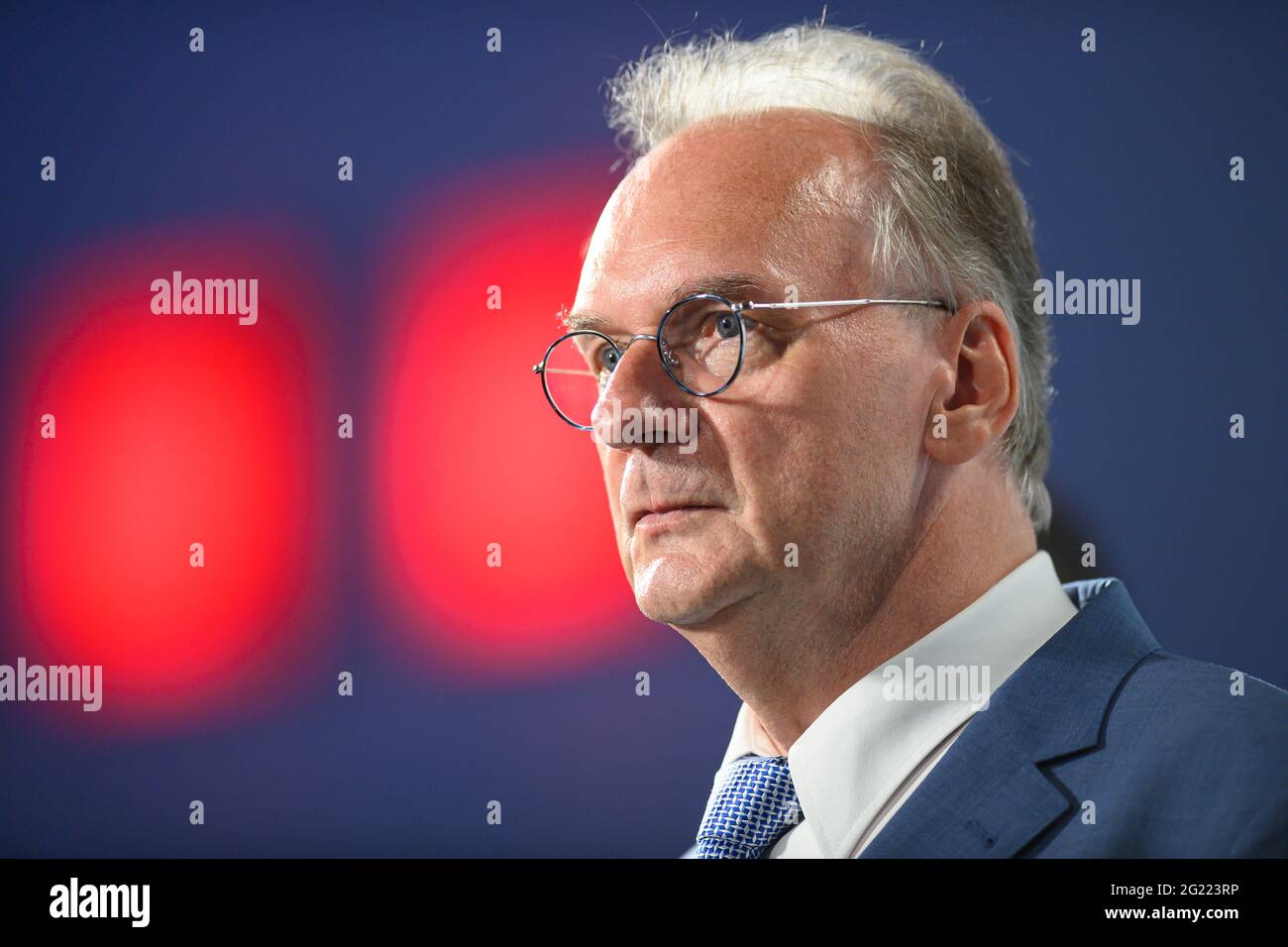 Magdeburgo, Germania. 06 giugno 2021. Reiner Haseloff (CDU), Ministro-Presidente della Sassonia-Anhalt, è in fiera nelle elezioni di Stato in Sassonia-Anhalt. L'elezione del nuovo parlamento di Stato in Sassonia-Anhalt è l'ultima elezione dello Stato prima delle elezioni federali del settembre 2021. Credit: Robert Michael/dpa-Zentralbild/dpa/Alamy Live News Foto Stock