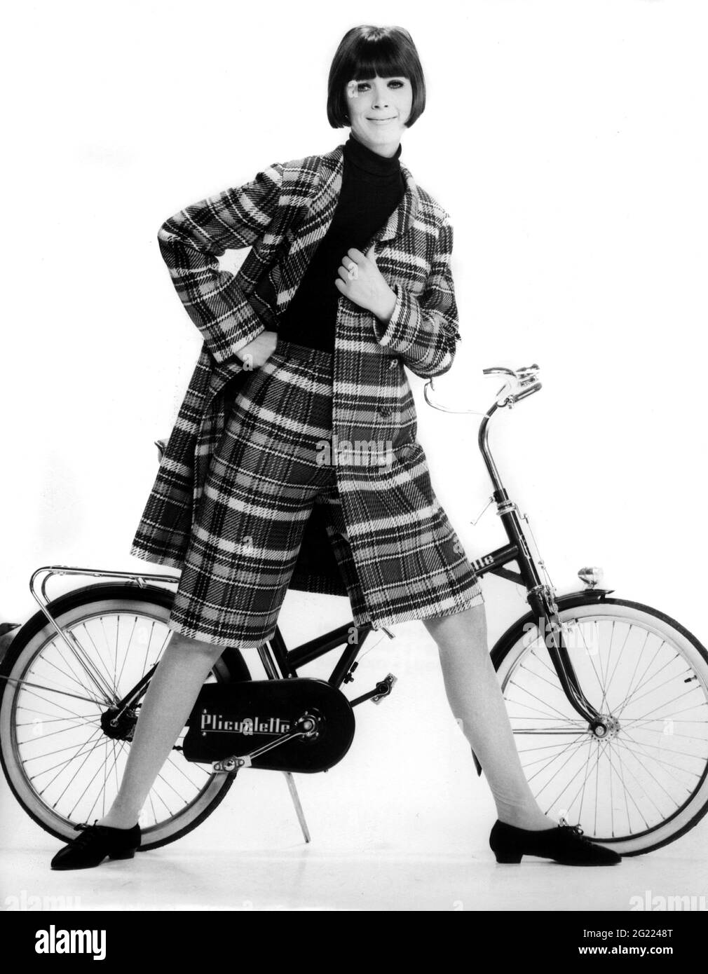 Moda, anni '60, modello, giovane donna che indossa bermudas cappotto combinazione, ADDIZIONALE-DIRITTI-CLEARANCE-INFO-NON-DISPONIBILE Foto Stock