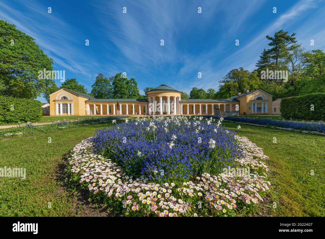 Spa architettura - colonnato di acqua minerale fredda primavera Ferdinand (Ferdinandův pramen) - primavera nel parco della grande città termale Marianske Lazne Foto Stock