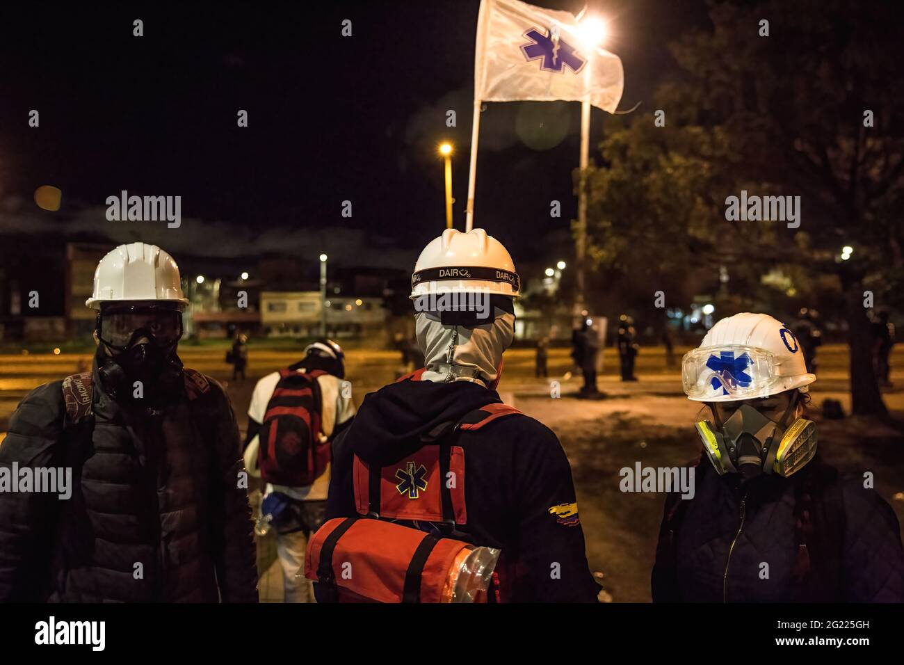 5 giugno 2021, Bogota, Colombia: Un gruppo di paramedici si trova vicino a dove si stava svolgendo il confronto per aiutare i manifestanti inondati durante la manifestazione. Il 4 giugno, il governo colombiano ha ordinato ai dimostranti di smantellare il campo medico volontario, posti alla 'porta americana' ribattezzata 'porta di resistenza' a BogotÂ·. In risposta a ciò, le organizzazioni di diritti umani hanno chiesto al sindaco di BogotÂ· di dare loro un posto facoltativo per istituire il campo medico. Non hanno ottenuto una risposta e invece sono stati attaccati dalla polizia anti-sommossa durante la sera. I dimostranti sono stati sparati con strappo Foto Stock