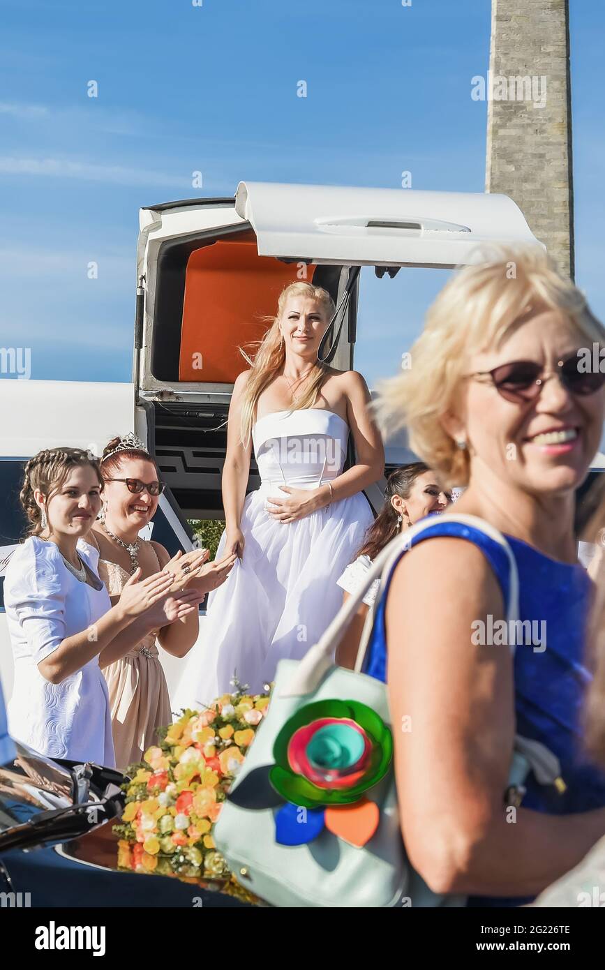 Kerch Russia - 9 settembre 2019 - festa delle spose, una vacanza di tutte le spose e abiti da sposa. Tutte le spose della regione sono andate in moto Foto Stock