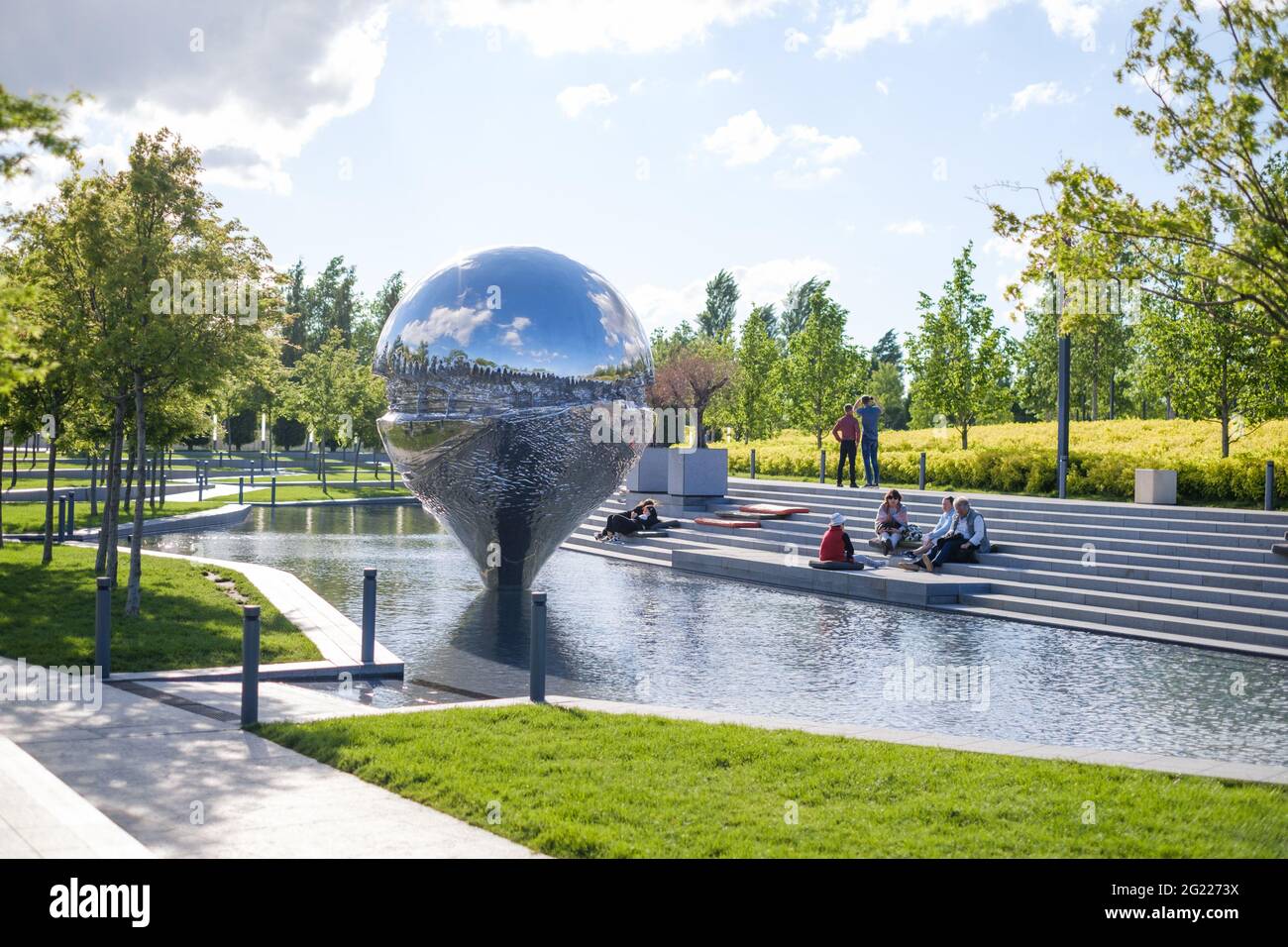 Un gruppo di turisti riposa accanto alla Geolocation Art Object nel Parco di Krasnodar 'Galitsky Park'. Foto Stock