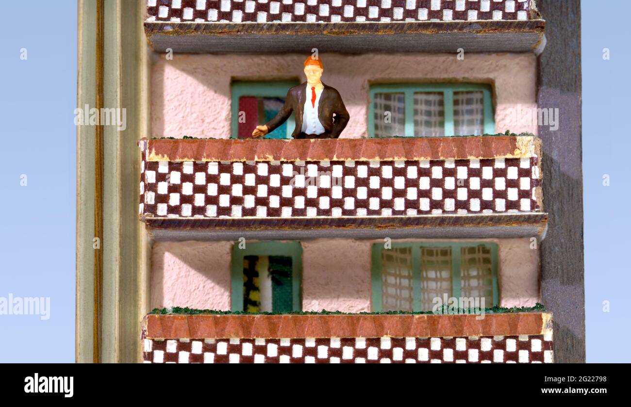 Soggiorno, anonimato nella grande città, simbolo, residente sul balcone di un edificio di appartamenti, DIRITTI-AGGIUNTIVI-AUTORIZZAZIONE-INFORMAZIONI-NON-DISPONIBILI Foto Stock