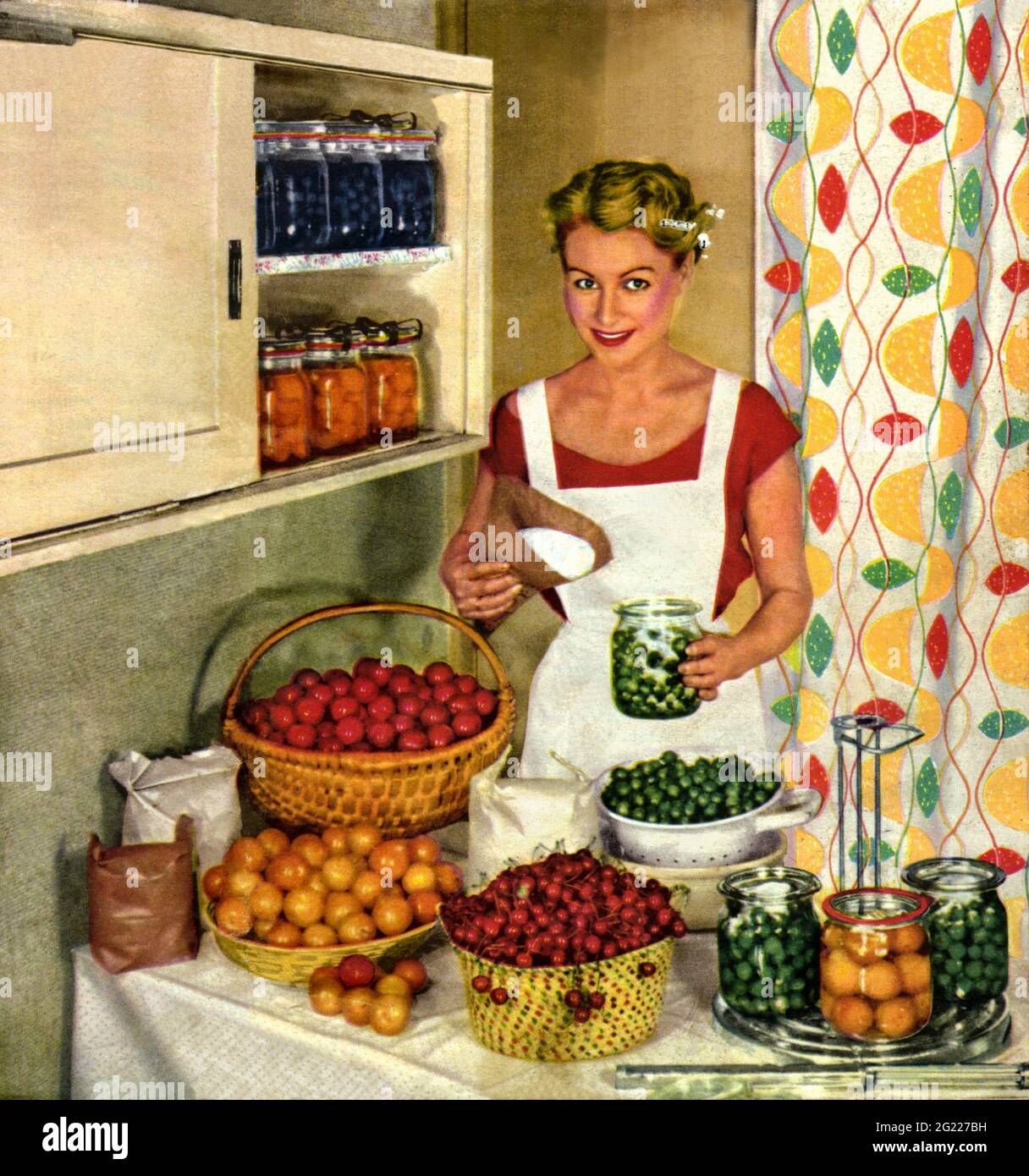 Famiglia, cucina, casalinga durante l'incapsulamento di frutta fresca, Germania, circa 1956, DIRITTI-AGGIUNTIVI-CLEARANCE-INFO-NON-DISPONIBILE Foto Stock