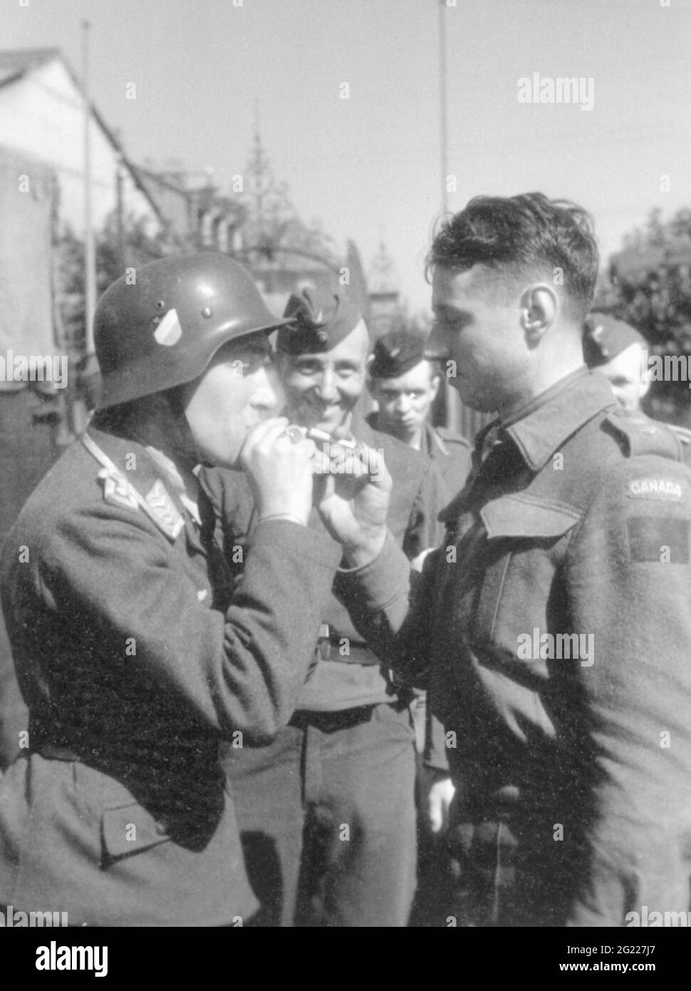 Eventi, seconda guerra mondiale / seconda guerra mondiale, Francia, Dieppe, 19.8.1942, sergente tedesca con un ufficiale canadese catturato, sigaretta illuminazione, EDITORIALE-USO-SOLO Foto Stock