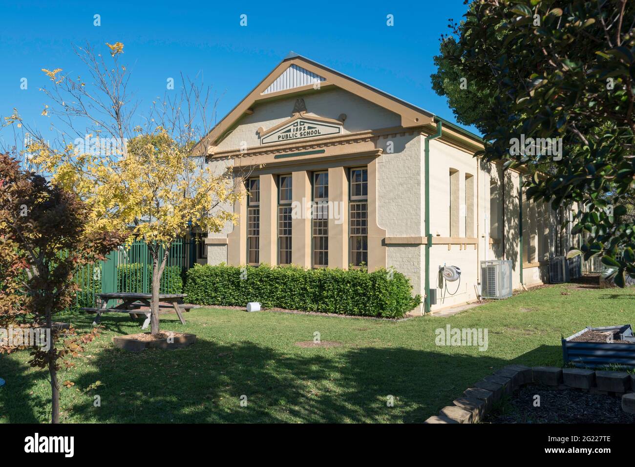 L'edificio della Scuola pubblica di Nowra, costruito nel 1892, è un edificio dipinto in mattoni e tetto in acciaio con finestre a doppio appeso Foto Stock