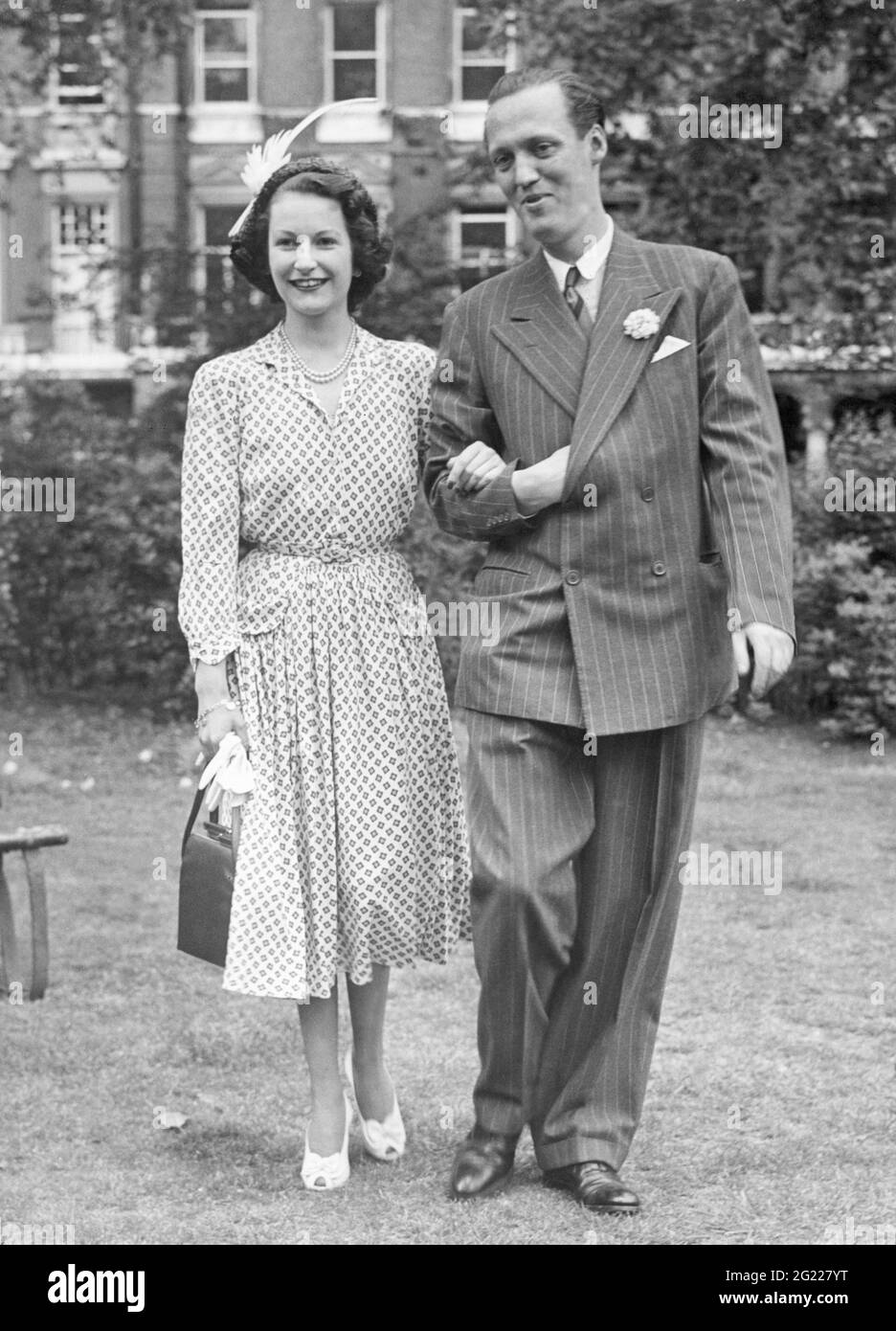 George Valdemar, 16.4.1920 - 29.9.1986, Principe di Danimarca, a lunghezza intera, con la sua fidanzata Anna, DIRITTI-AGGIUNTIVI-CLEARANCE-INFO-NON-DISPONIBILE Foto Stock