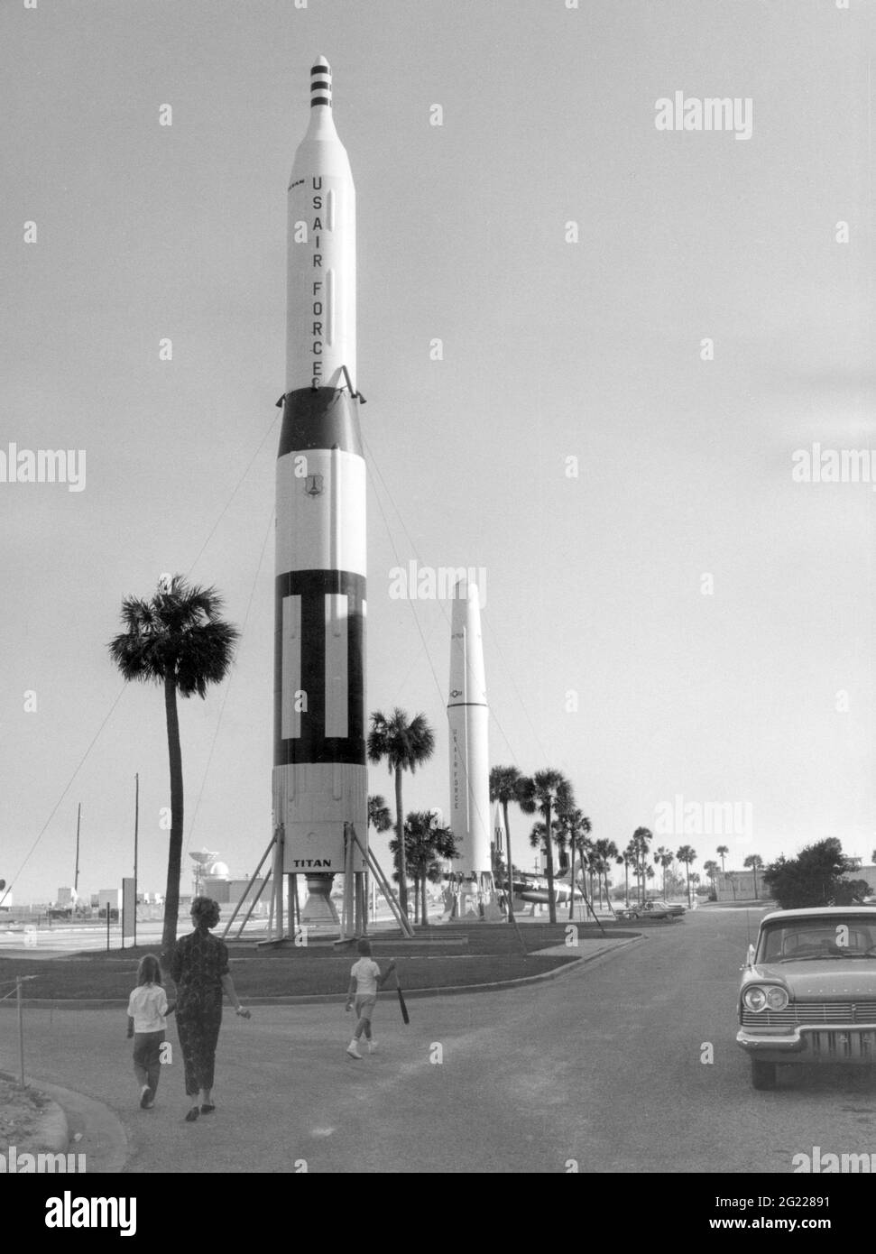 astronautica, razzi, razzi e aerei esposti accanto a una strada a Cape Canaveral, Florida, USA, DIRITTI-AGGIUNTIVI-AUTORIZZAZIONE-INFORMAZIONI-NON-DISPONIBILI Foto Stock