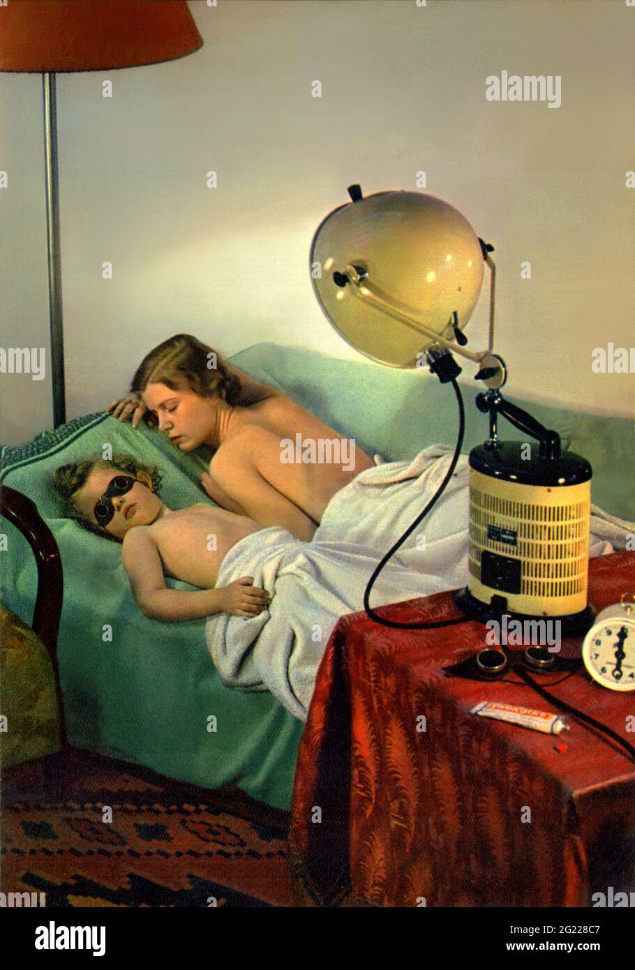 Cosmetici, lampada da sole, donna e bambino con lampada da sole, prodotto da: Quartz LAMP Ltd. Hanau, DIRITTI AGGIUNTIVI-CLEARANCE-INFO-NON-DISPONIBILE Foto Stock