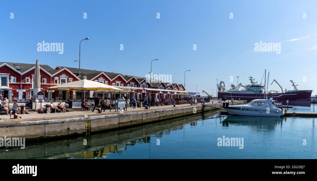 Skagen, Danimarca - 4 Giugno, 2021:ristoranti di pesce al porto turistico di Skagen in una bella giornata estiva soleggiata Foto Stock