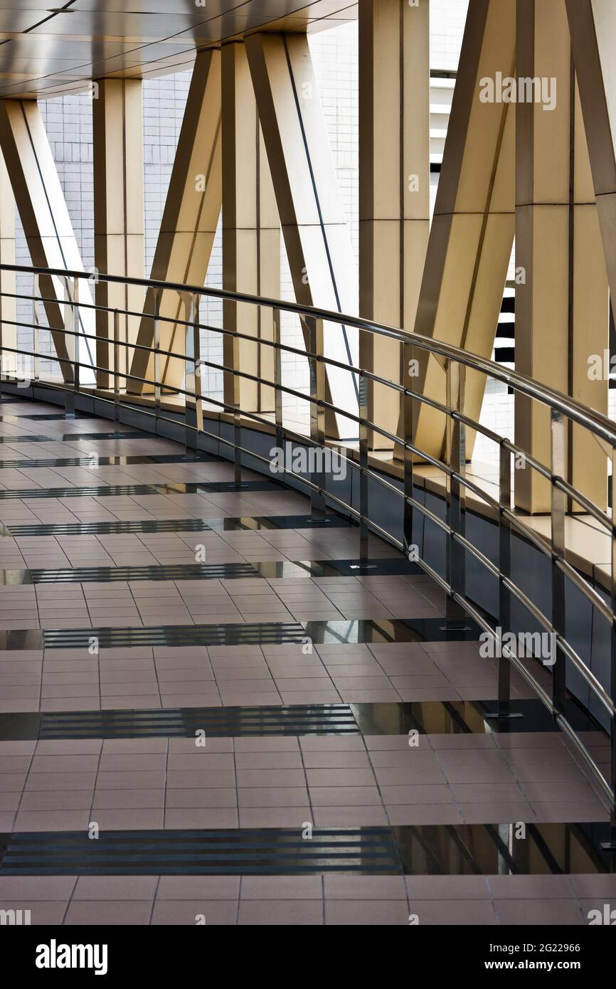 Un moderno ponte di collegamento tra due edifici Foto Stock