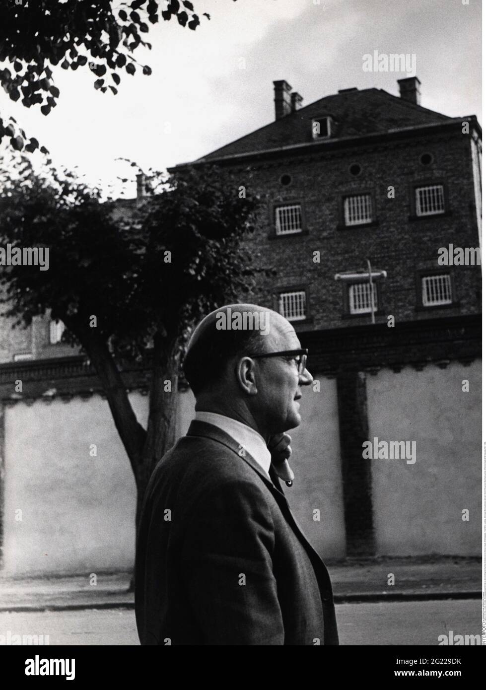 giustizia, avvocati, avvocato generale Zinnal di fronte alla prigione Bruchsal, suicidio di Werner Heyde (Fritz Sawade), 13.2.1964, REDAZIONALE-USO-SOLO Foto Stock