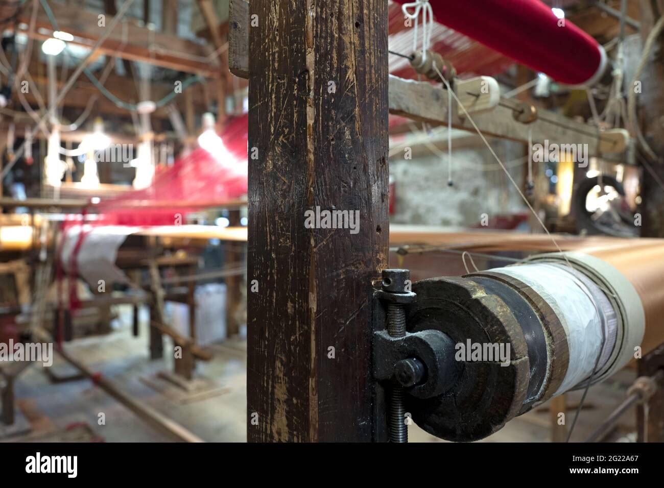 Tessiture in legno d'epoca dei tessitori Bevilacqua, producono tessuti di lusso a Venezia dal 1875. Foto Stock