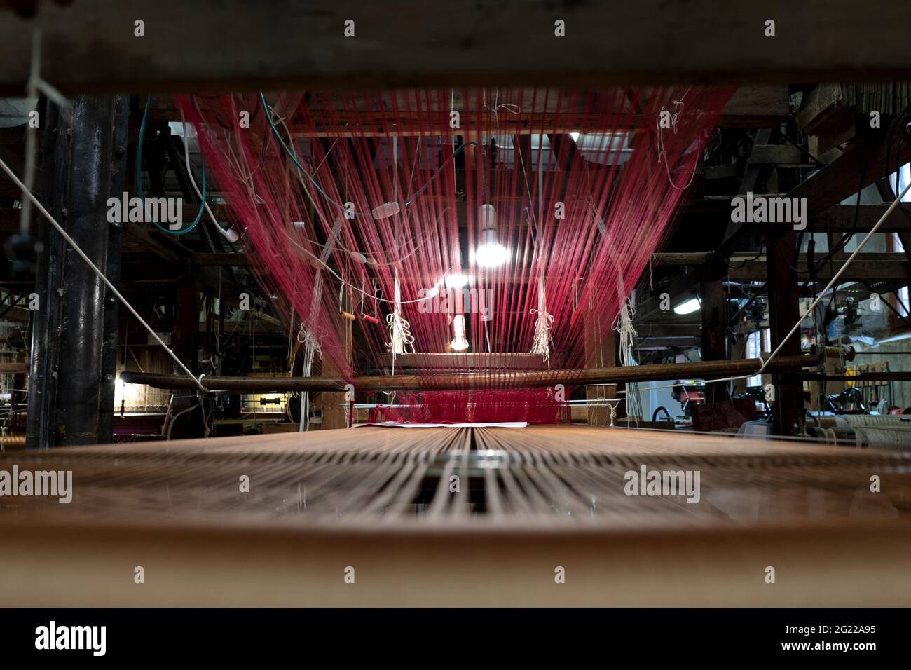 Tessiture in legno d'epoca dei tessitori Bevilacqua, producono tessuti di lusso a Venezia dal 1875. Foto Stock