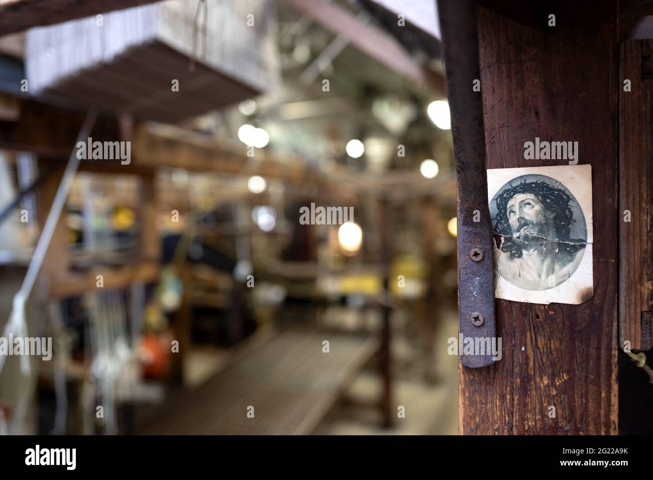 Il volto di Gesù è esposto su tradizionali telai in legno dei tessitori Bevilacqua, prodotti tessili di lusso a Venezia dal 1875. Foto Stock