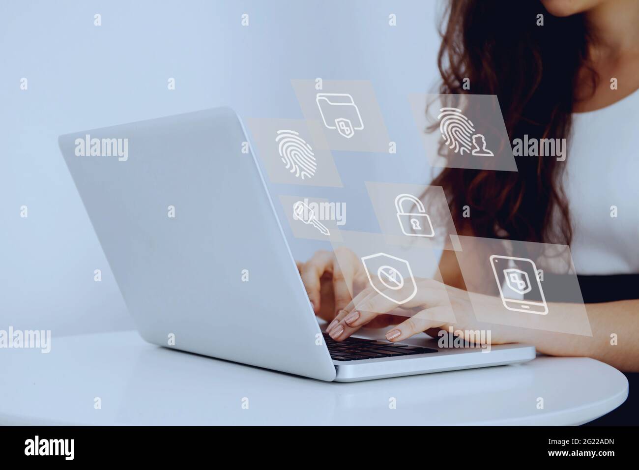 Fuoco selettivo delle mani di giovane donna d'affari usando il laptop mentre salva le misure di sicurezza contro il furto e l'hacking Foto Stock
