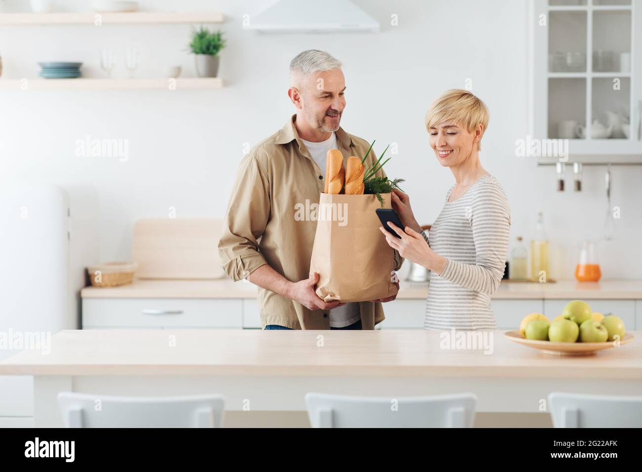 Shopping moderno, cashback e ordinazioni di prodotti, consegna a domicilio Foto Stock