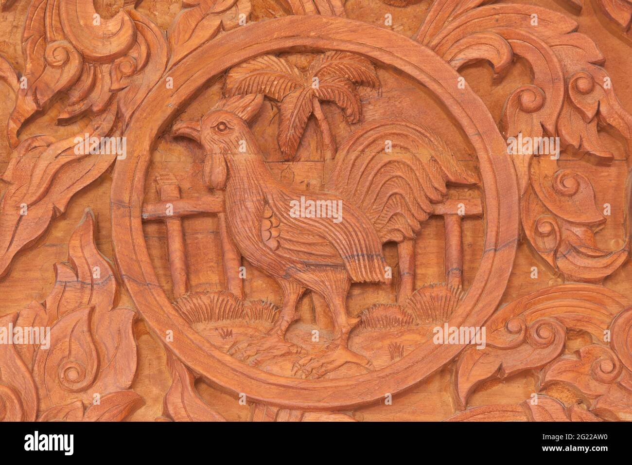 Scultura in legno di gallo zodiaco cinese segno animale Foto Stock